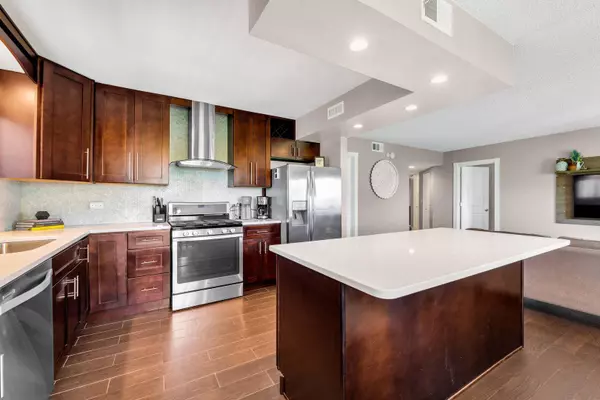 545 S River Road #504, Des Plaines, IL 60016