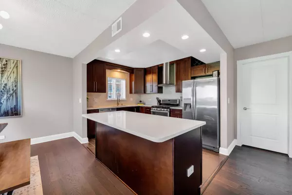 545 S River Road #504, Des Plaines, IL 60016