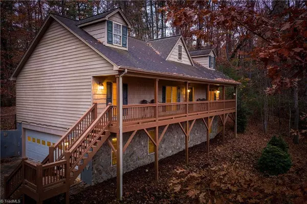 1009 Hawthorne DR NE, Lenoir, NC 28645