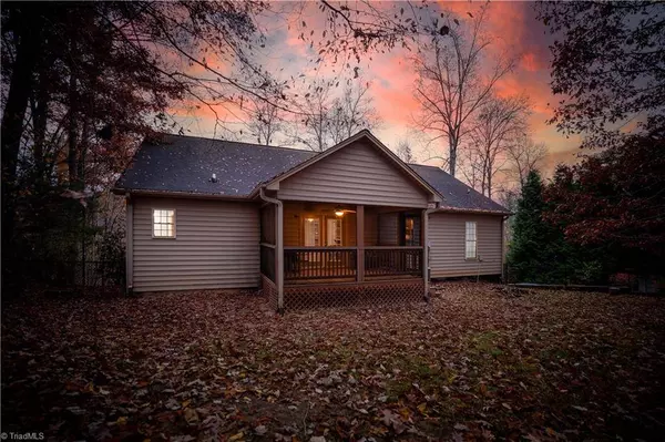 1009 Hawthorne DR NE, Lenoir, NC 28645