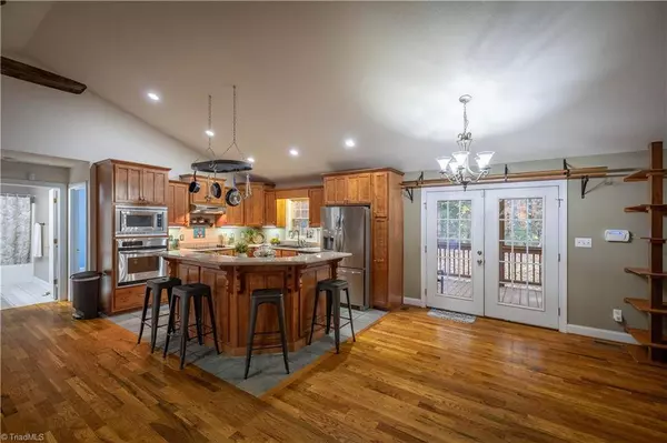 1009 Hawthorne DR NE, Lenoir, NC 28645