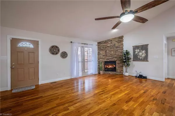 1009 Hawthorne DR NE, Lenoir, NC 28645