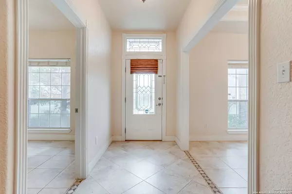 106 Oaklane Dr, Floresville, TX 78114