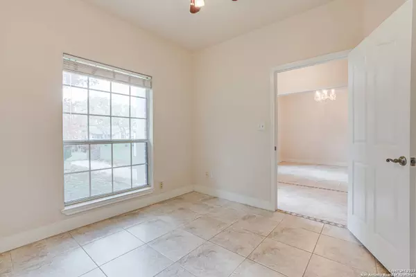 106 Oaklane Dr, Floresville, TX 78114