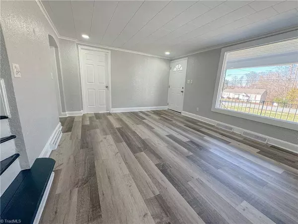 1713 Burton RD, Thomasville, NC 27360