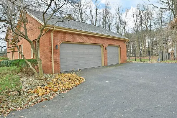 9910 Callawoods DR, Canfield, OH 44406