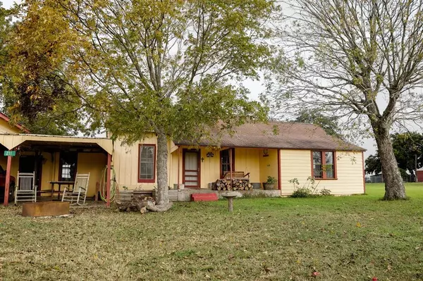 281 County Road 236, Hallettsville, TX 77964