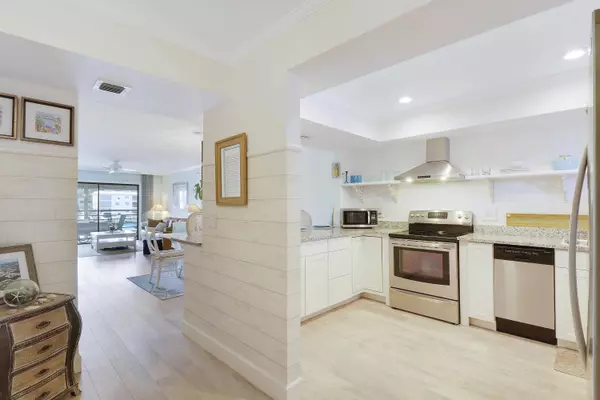 309 Lake CIR 203, North Palm Beach, FL 33408