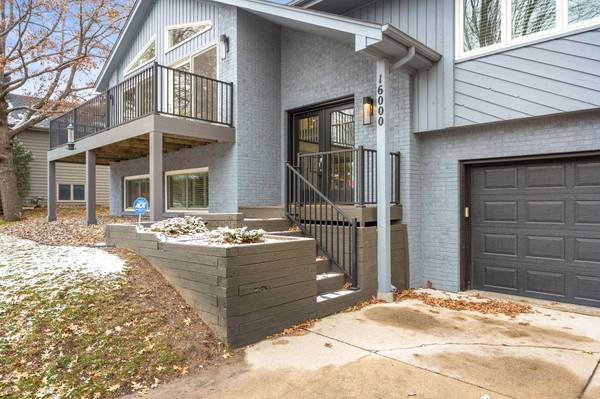 16000 Woodland Curve, Minnetonka, MN 55345