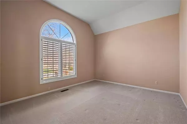 4521 Ironhorse DR, Leawood, KS 66224