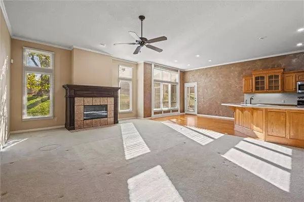 4521 Ironhorse DR, Leawood, KS 66224