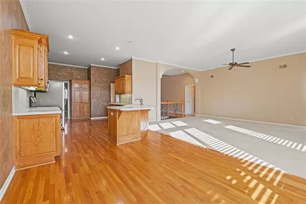 4521 Ironhorse DR, Leawood, KS 66224