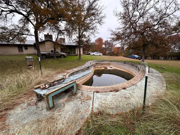 1532 Canyon Creek Drive W, Azle, TX 76020