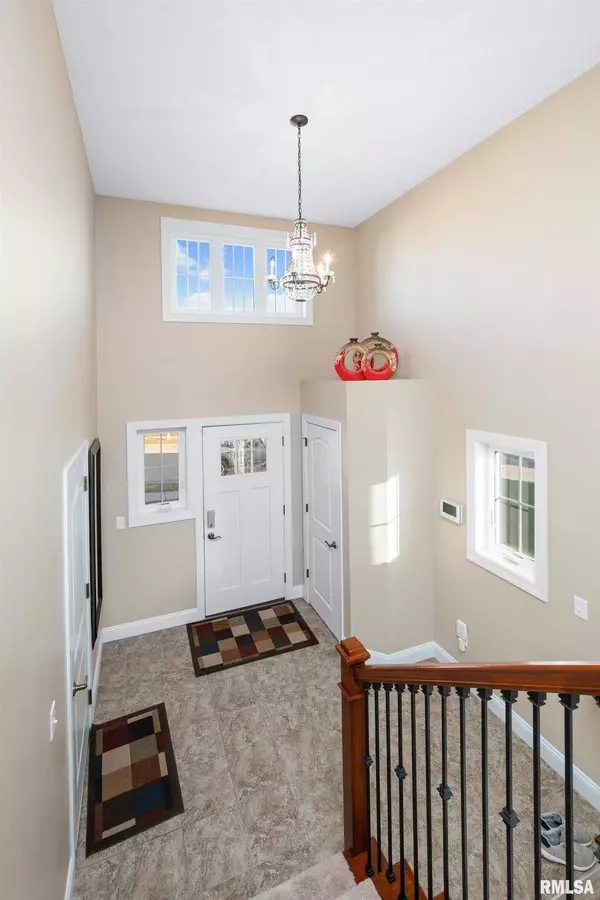 1235 W 62ND ST, Davenport, IA 52806