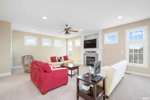 1235 W 62ND ST, Davenport, IA 52806