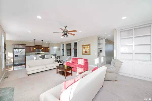 1235 W 62ND ST, Davenport, IA 52806