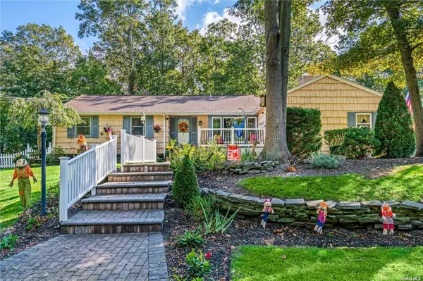 8 Hill DR, Port Jefferson, NY 11777