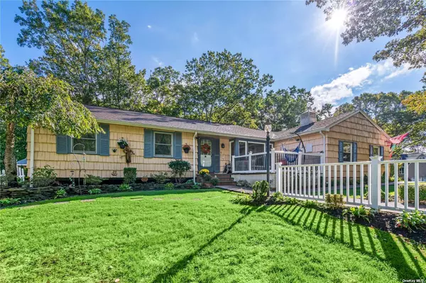 8 Hill DR, Port Jefferson, NY 11777