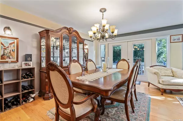 8 Hill DR, Port Jefferson, NY 11777