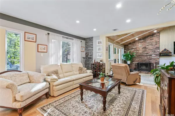 8 Hill DR, Port Jefferson, NY 11777