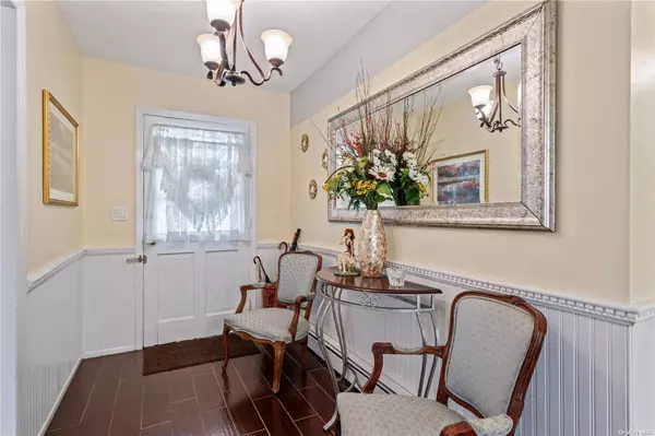 8 Hill DR, Port Jefferson, NY 11777