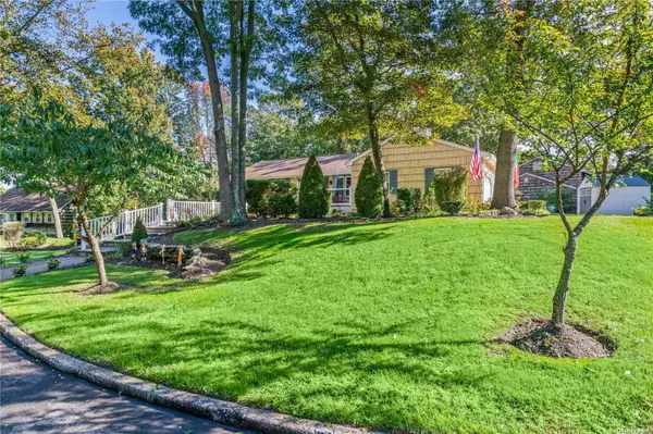 8 Hill DR, Port Jefferson, NY 11777