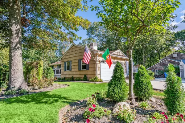 8 Hill DR, Port Jefferson, NY 11777