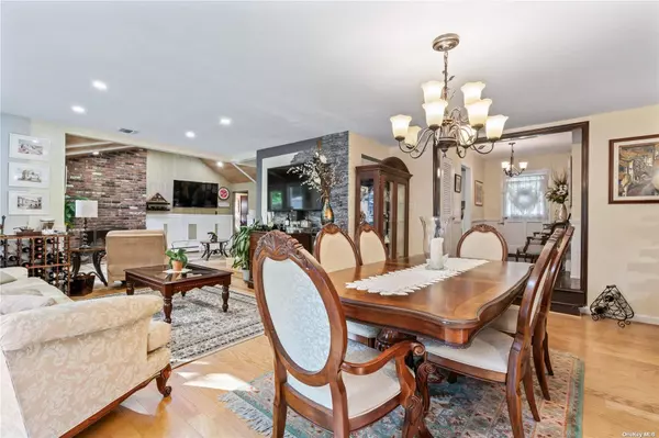 8 Hill DR, Port Jefferson, NY 11777