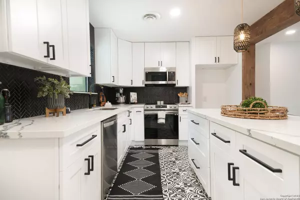 920 MERRIWEATHER ST, New Braunfels, TX 78130-5732