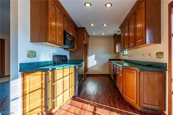 6303 Michael DR, Brook Park, OH 44142