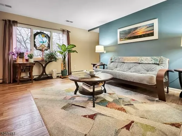 28 Anna Pl, Lopatcong Twp., NJ 08865