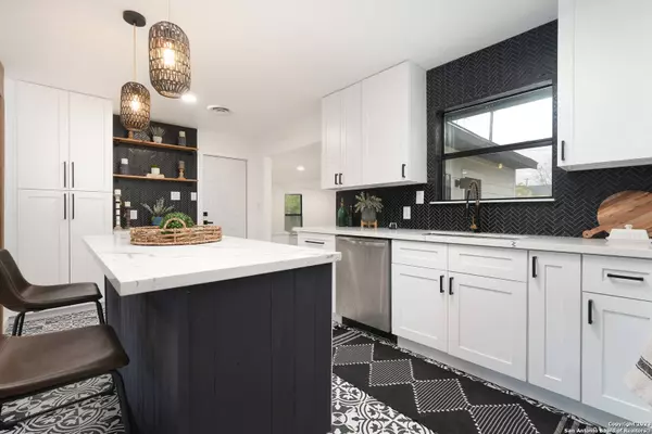 920 MERRIWEATHER ST, New Braunfels, TX 78130-5732