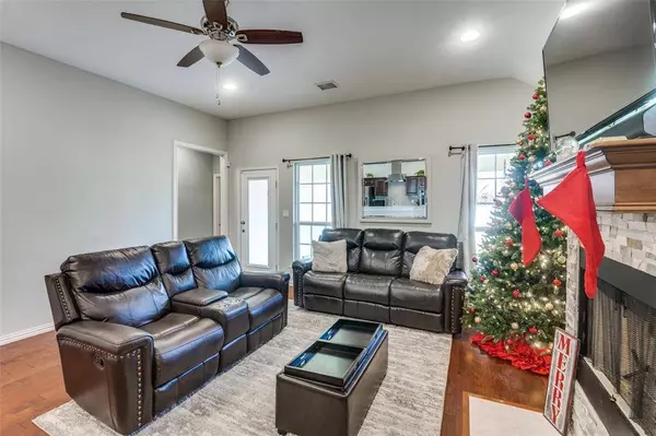 1530 Avenue F, Grand Prairie, TX 75051