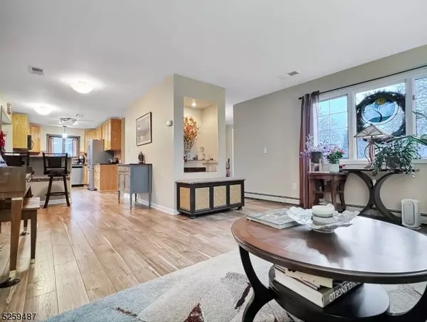 28 Anna Pl, Lopatcong Twp., NJ 08865