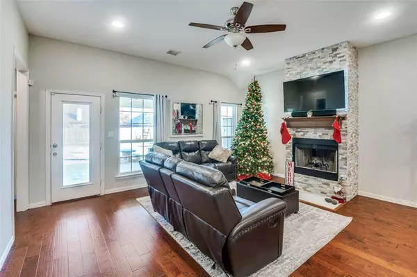 1530 Avenue F, Grand Prairie, TX 75051