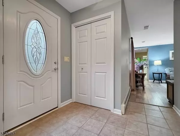 28 Anna Pl, Lopatcong Twp., NJ 08865