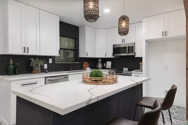 920 MERRIWEATHER ST, New Braunfels, TX 78130-5732