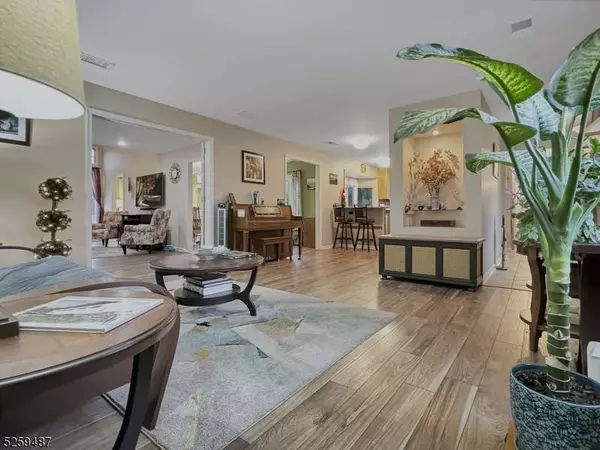 28 Anna Pl, Lopatcong Twp., NJ 08865