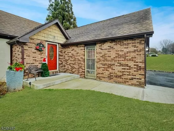 28 Anna Pl, Lopatcong Twp., NJ 08865