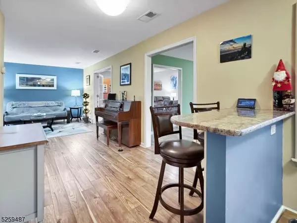 28 Anna Pl, Lopatcong Twp., NJ 08865