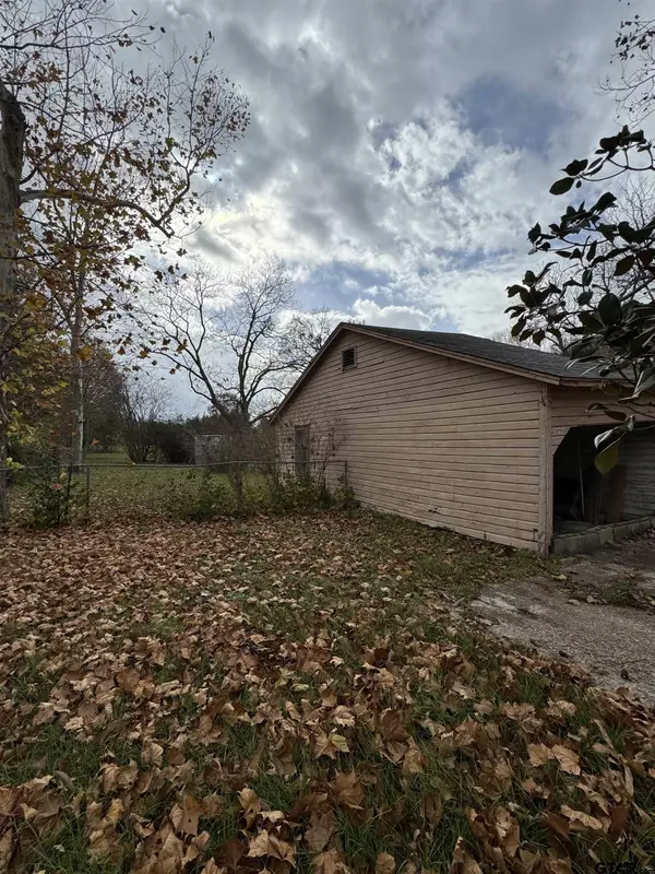 912 W Paschal St, Troup, TX 75789