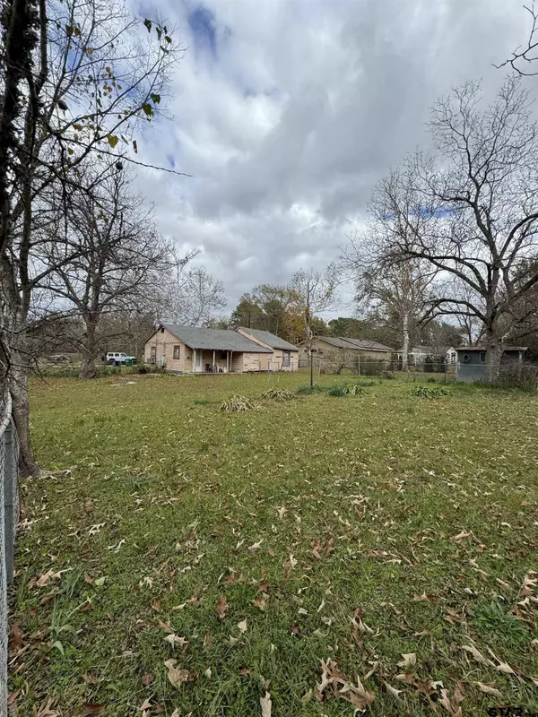 912 W Paschal St, Troup, TX 75789