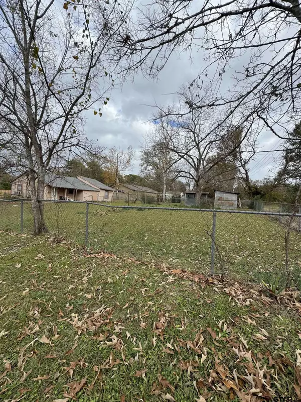 912 W Paschal St, Troup, TX 75789