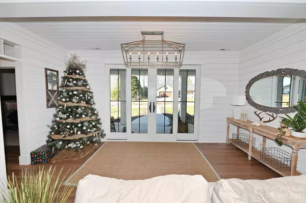 64 Winnipeg LN, Taylorsville, NC 28681