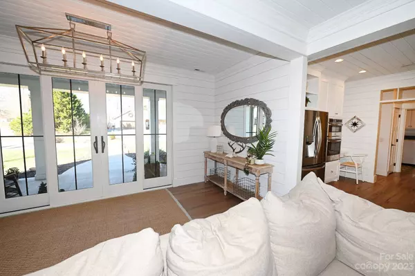 64 Winnipeg LN, Taylorsville, NC 28681