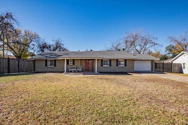 1002 Glenwick Lane, Arlington, TX 76012