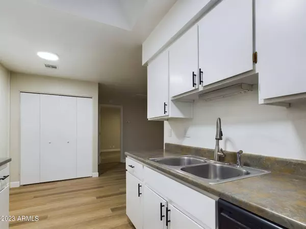 317 W HONONEGH Drive #7, Phoenix, AZ 85027