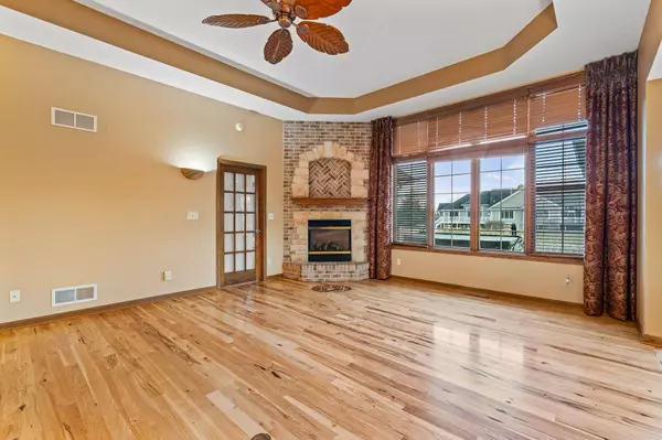 221 Eagles Cove Cir, North Prairie, WI 53153