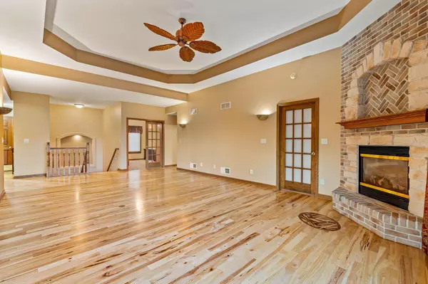 221 Eagles Cove Cir, North Prairie, WI 53153