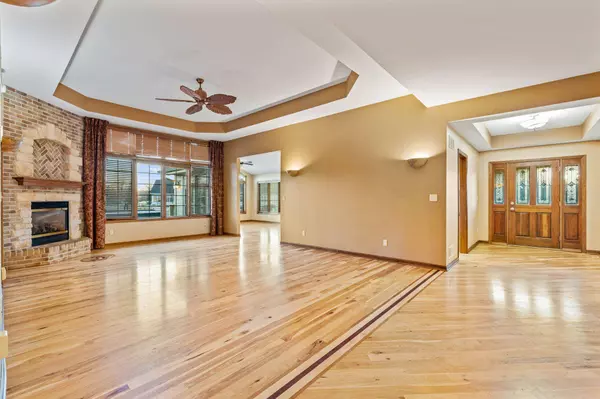 221 Eagles Cove Cir, North Prairie, WI 53153